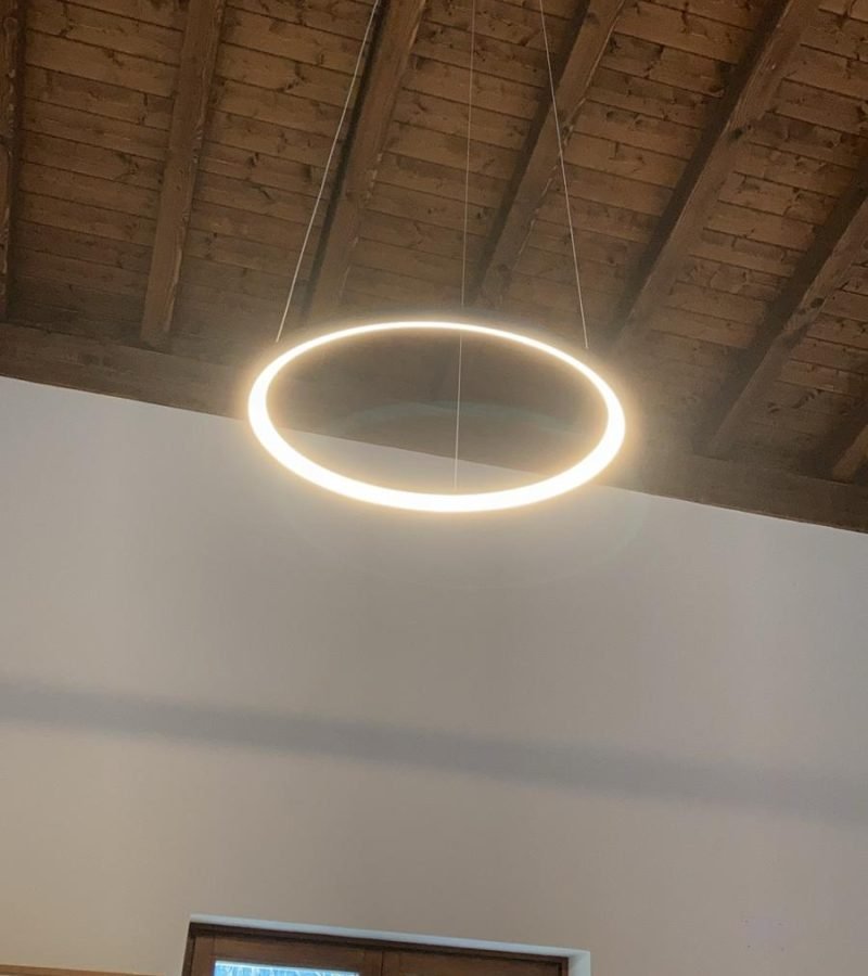 lámpara circular en techo de obra